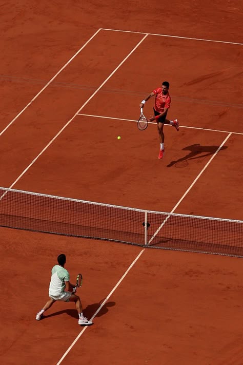 Raquette et balle de tennis sur un court extérieur lumineux