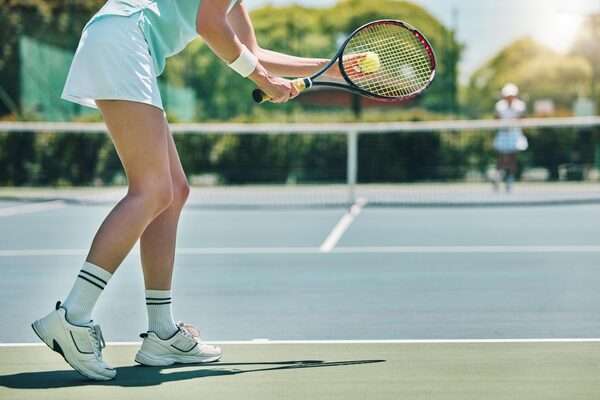 Balles de tennis sur un court ensoleillé